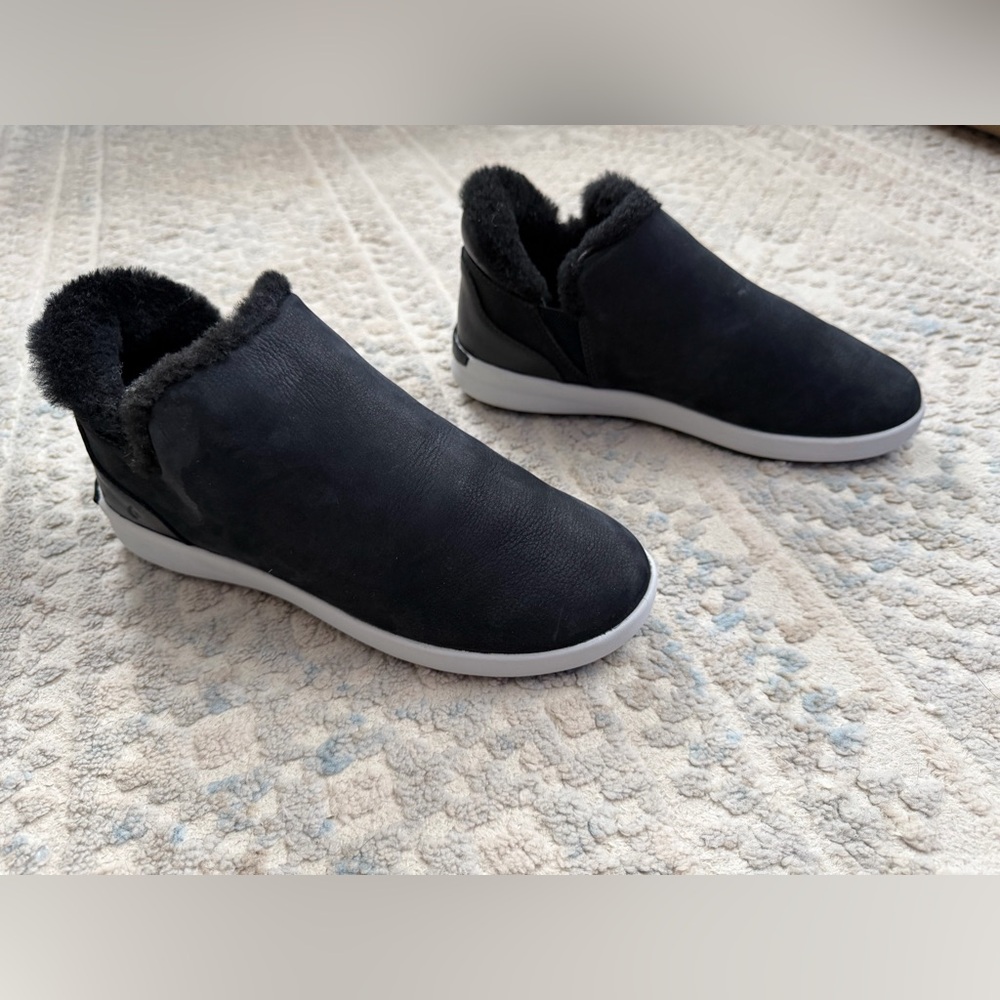 OluKai Women's Black Slip-On Slippers